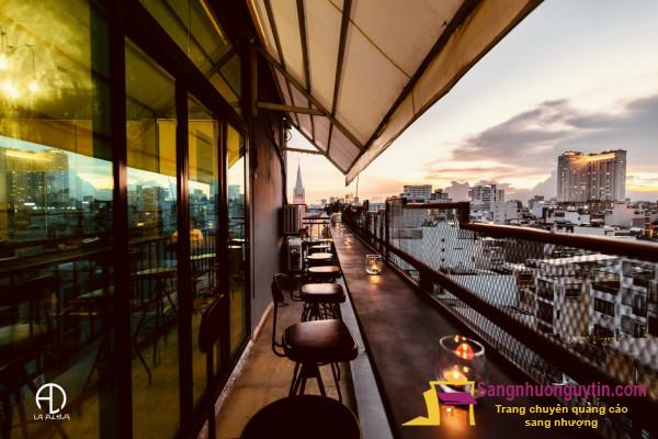 Sang nhượng Rooftop Bar & Coffee nằm trên tầng thượng view cực chill, không gian thoáng mát.